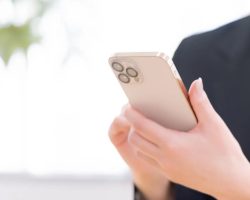 スマートフォンを使う手元の画像素材