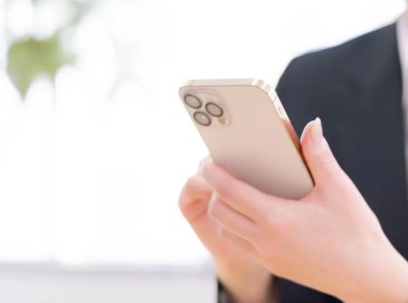 スマートフォンを使う手元の画像素材